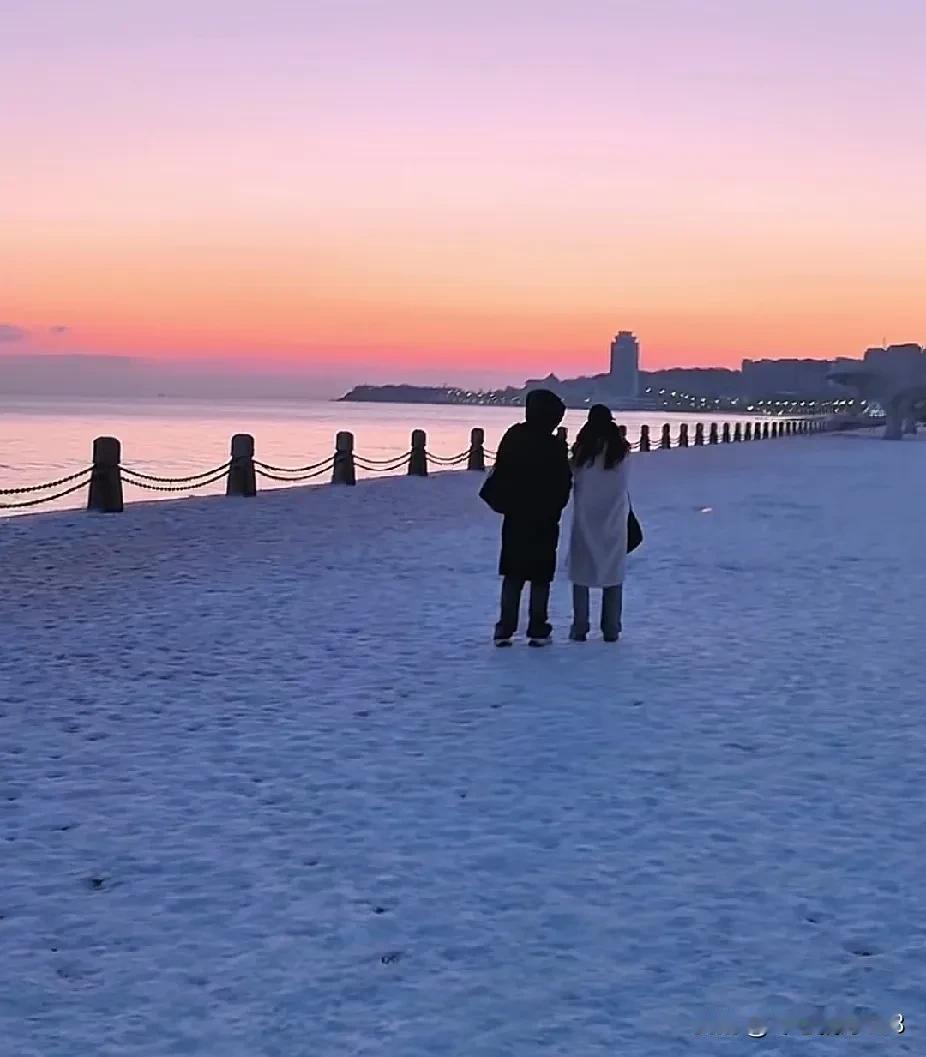 大海，冰雪，海鸥，日出，烟台是冬天里，能满足大家所有浪漫想象的好城市。

无论那