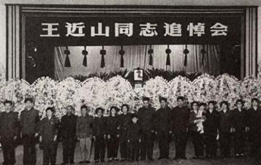 王近山肖永银冰释前嫌，见面后王近山泪流不止，肖：不要再提过去
“1969年4月4
