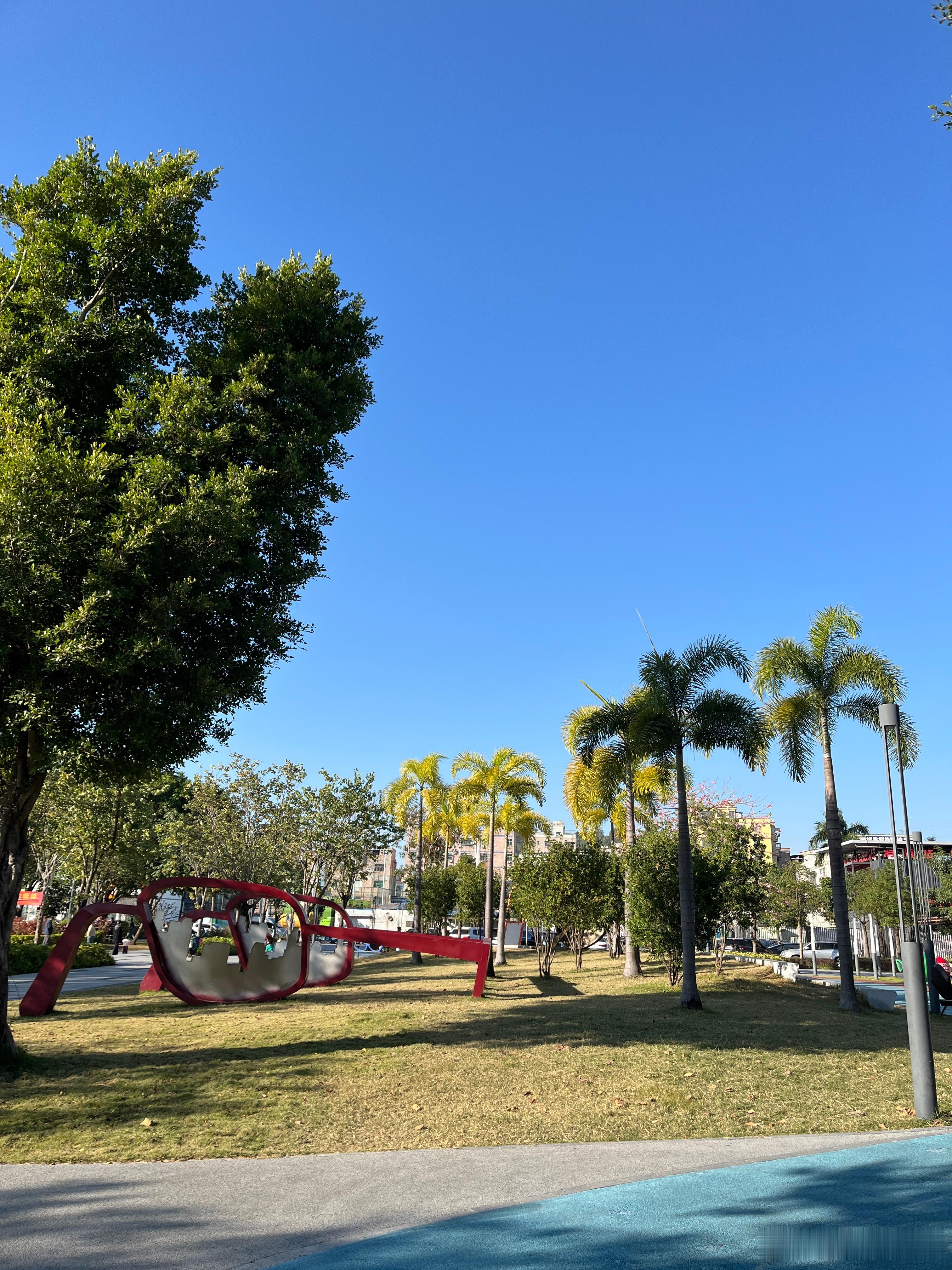 虽然很冷，可是天气太好了。在运动，看到好可爱的小狗，她主人给它染了发，耳朵、四个