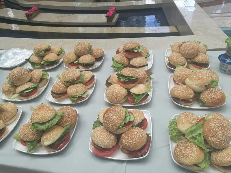 4月8日常州，一女子自助餐吃12个汉堡被拒接待，女子：去了两次，第一回我去的时候