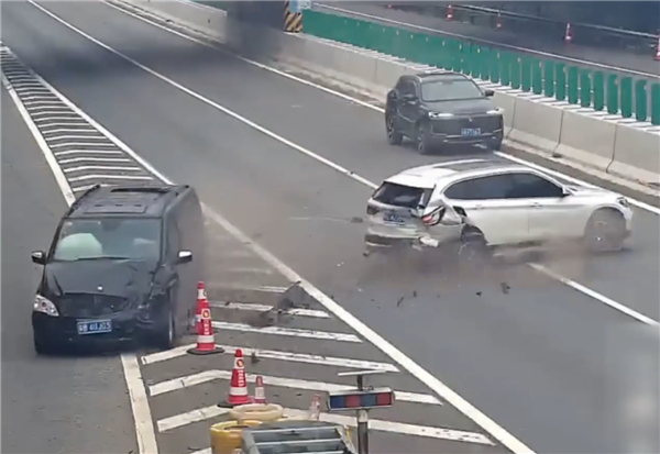 宝马女司机高速错过路口 急刹变道致追尾！两车都被判责，地面是实线，旁边车道的突然