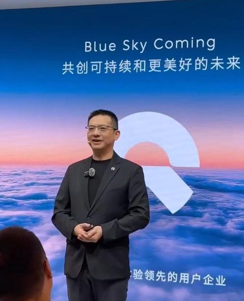 蔚来标配长续航版本官降3万88月29日2025成都车展上，蔚来品牌宣布全系车型即