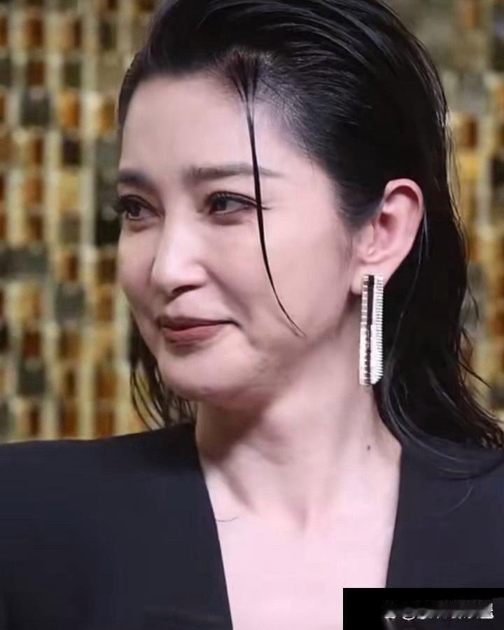 李冰冰51岁了，看起来保养得真好，明星用的化妆品果然不一样 