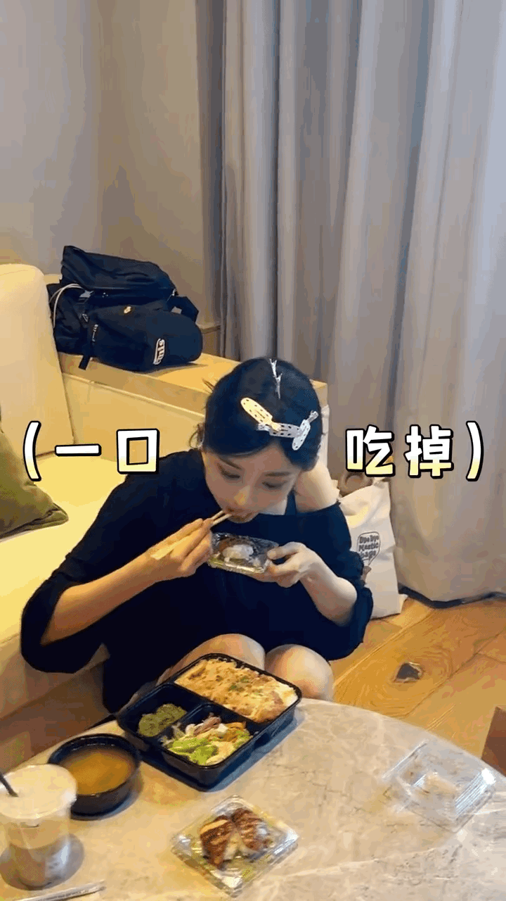 看杨幂吃东西看久了终于知道为什么女明星这么瘦了就这咬合力想多吃点都没劲儿其实嘴巴