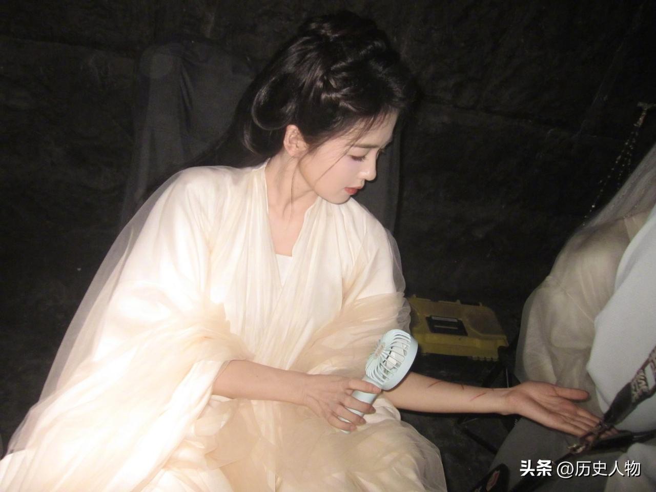 一个女子穿着古装，拿着电风扇。