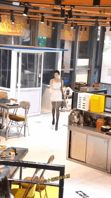自小姐姐进店到离开
这一桌一直是焦点