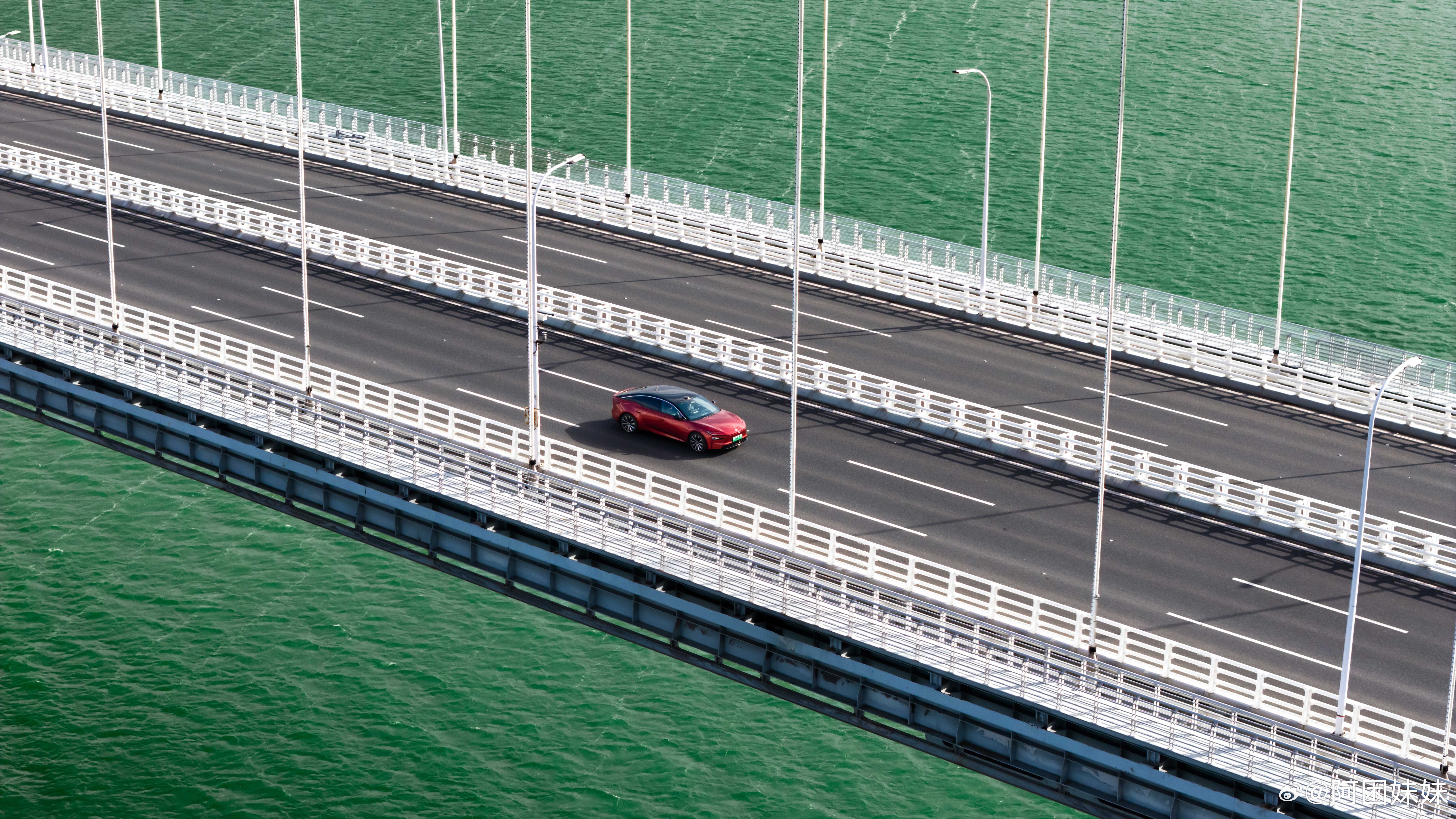 说实话，之前听说铂智7是台D级纯电轿车，我心里也嘀咕过：这么大个车，开起来会不会