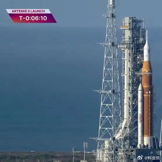 《历史性重返！美国阿尔忒弥斯二号载人飞船成功发射完整过程，50余年后人类再赴月球