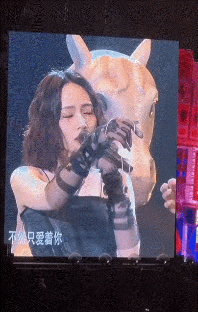 好专业，要是我的话，笑场几百回，她们是怎么忍住不笑场的 ​​​