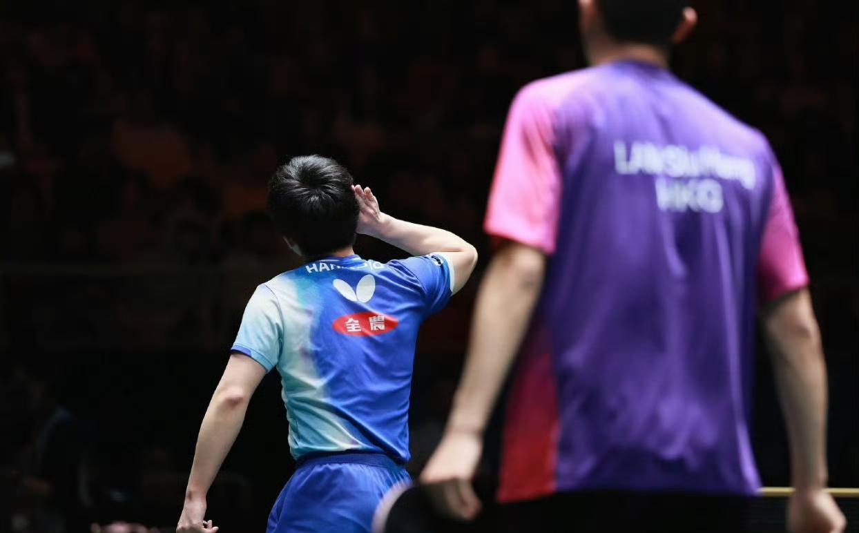 张本智和赢球庆祝动作再引争议！怒吼握拳被批"缺乏体育精神"，网友：这才是竞技体育