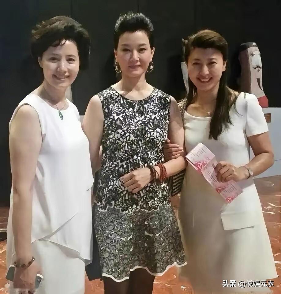 三位同样都是娱乐圈资深明星，
两边的风姿绰约，笑容可掬；
中间的宋祖英老师端庄贤