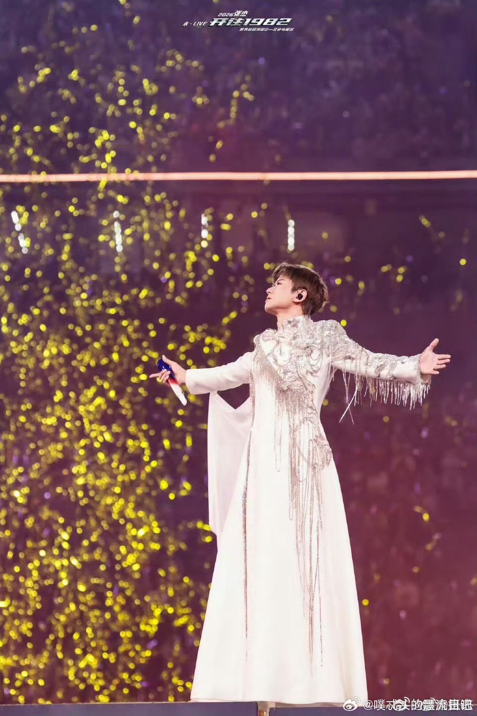 吉克隽逸送张杰2米星星吉克隽逸送张杰演唱会星星花张杰演唱会收到巨型星星花，吉克隽