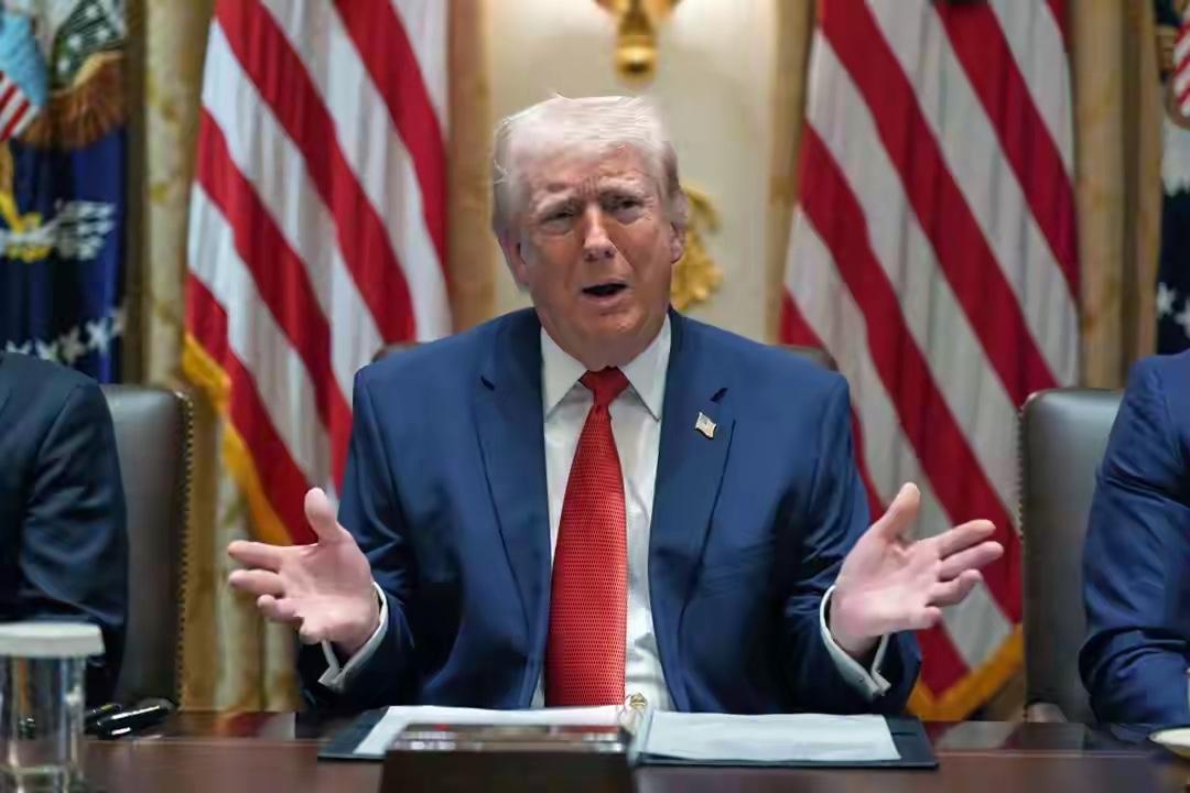 特朗普不想看到的一幕发生了。

4月12日凌晨，美国副总统万斯和伊朗议长卡利巴夫