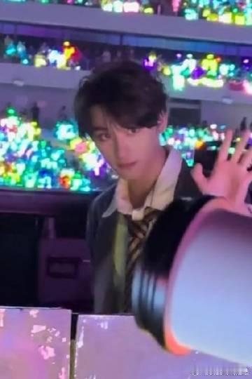 丁程鑫芥首舞台 丁程鑫在《芥首》舞台上用吟唱演绎灵魂，用踢开纸页的动作冲破枷锁，