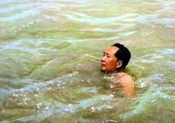 1974年，81岁的毛主席最后一次游泳，上岸后沉默许久，说：“我浑身没力气，游泳