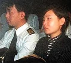1998年，国航机长袁斌只因为不满分房制度，携带着妻子，驾驶载有95名乘客的飞机