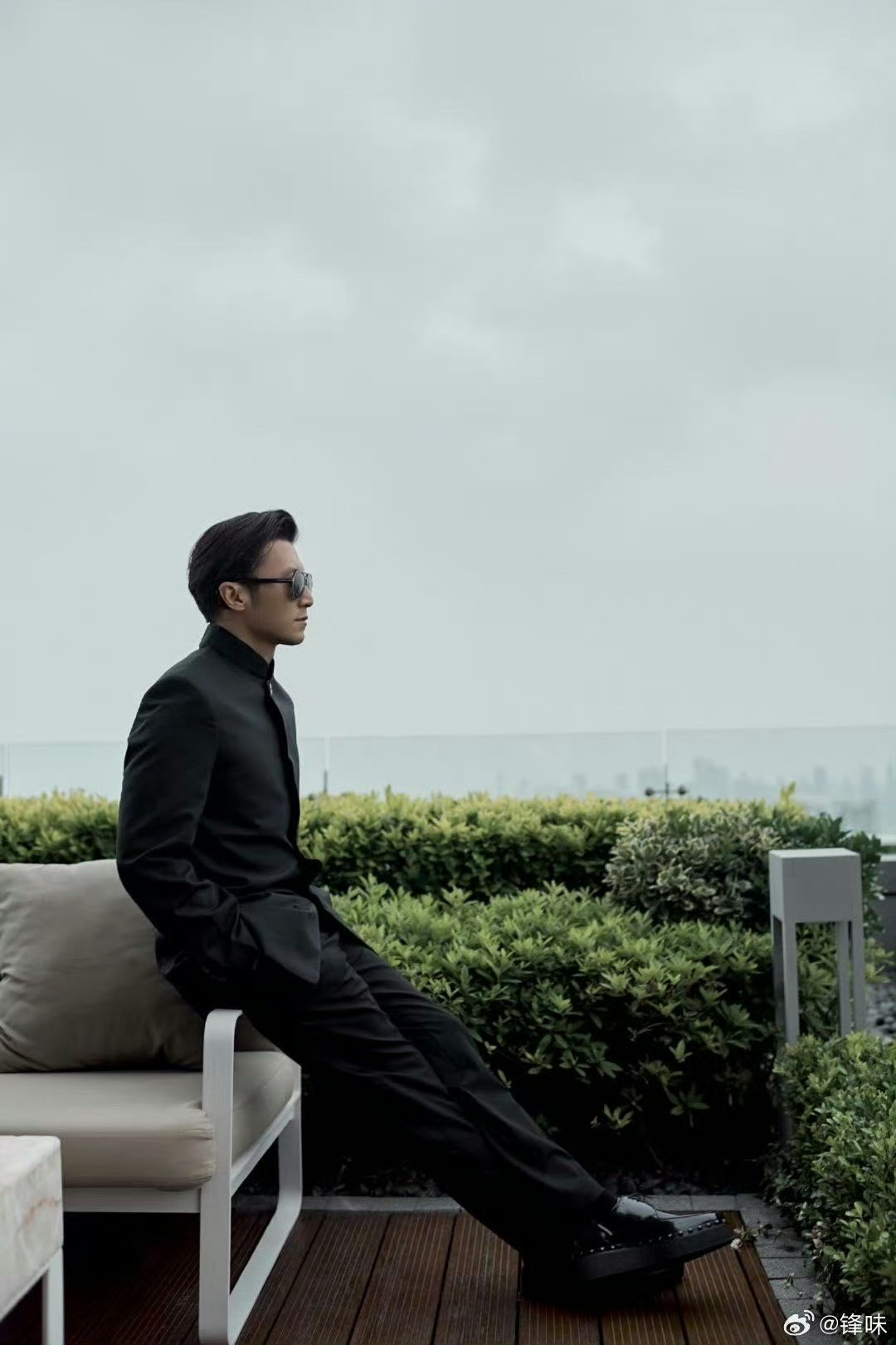 谢霆锋一到关键时刻就摔吉他世界崩塌、智能掌管，他用音乐撕开虚假桎梏。每一次“推倒