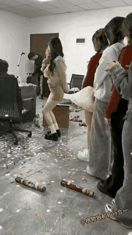 连去海底捞当服务员都要跳舞。这只说明竞争太激烈了。[灵光一闪]