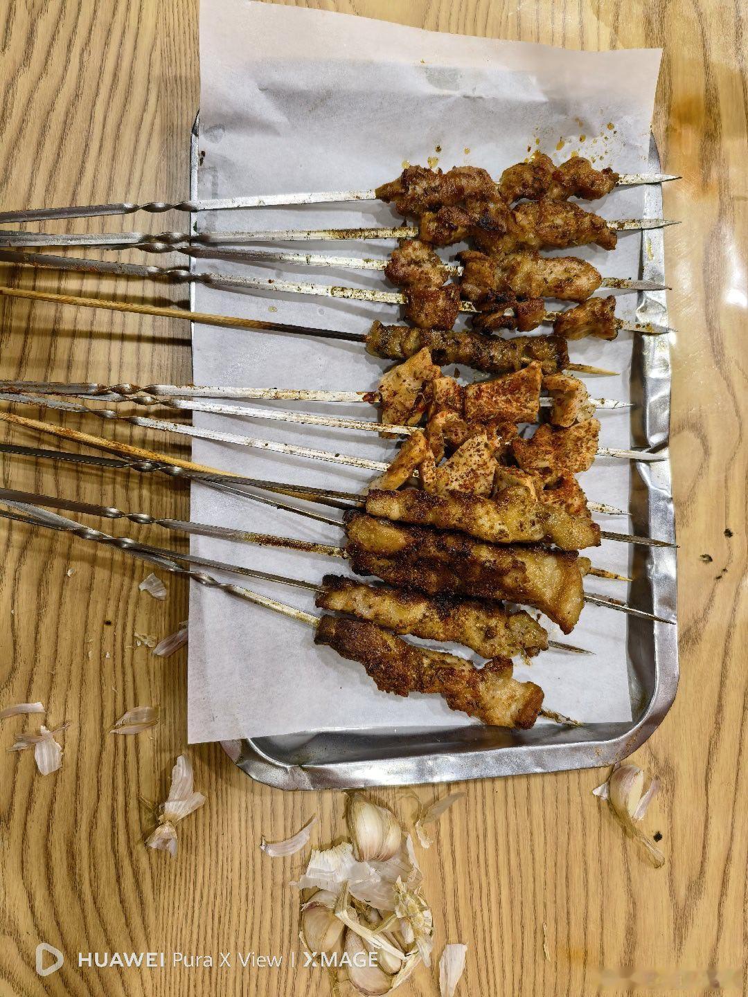京城秋雨落萧萧，炭烤串香酒一瓢。晚风漫卷烟火气，且把尘烦付良宵。 ​​​