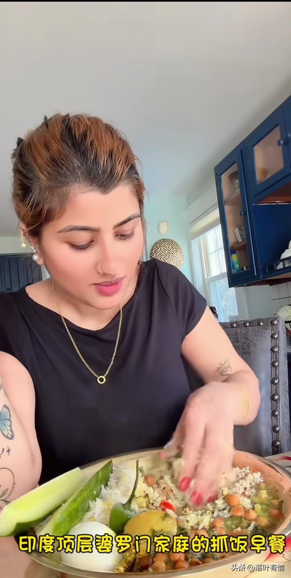 还以为印度婆罗门能有多高级呢？
原来也是用手抓粉，
这位女子就展示了印度顶级婆罗