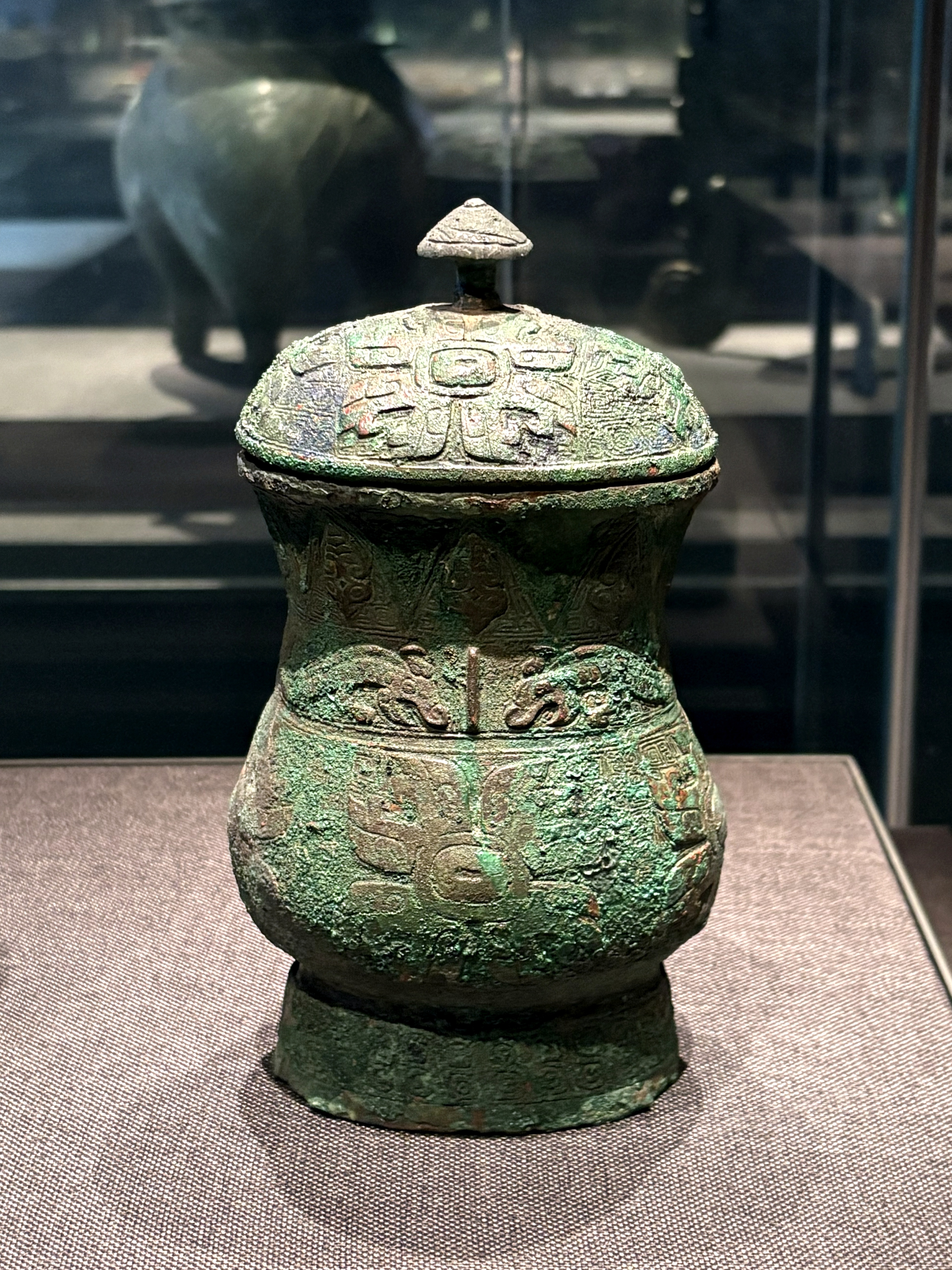 每天一件青铜器 中国考古博物馆藏1976年安阳殷墟妇好墓出土的商晚期:目纹觯. 