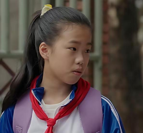 央视剧《好好的时光》这两个小演员选得还挺好的。
 
李雪琴的女儿侯佳娜，上半张脸