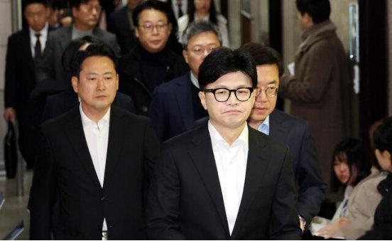 韩国局势将走向何方 【韩媒：韩执政党代表要求尹锡悦退党、总统府官员和国防部长官全