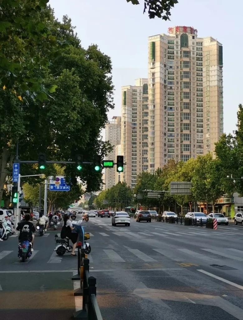 大家都做好心理准备吧，给大伙提个醒，从今天起到八月中下旬，全国各地都处在三伏天里