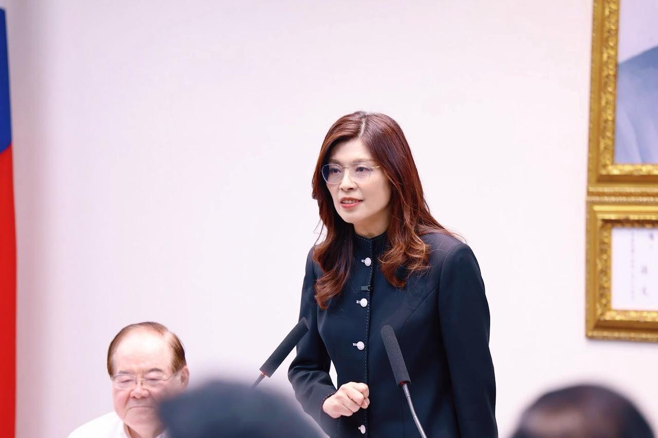 确实有点吃惊。郑丽文这次率团访问大陆，6天行程35人，总花费480万新台币，钱不