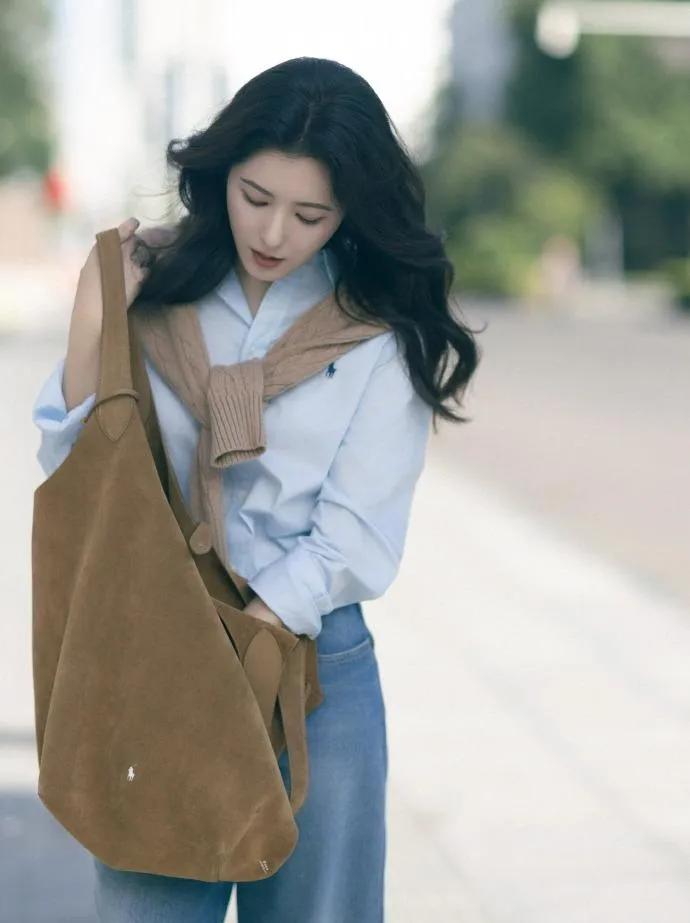 48岁曾黎的穿搭太值得中年姐妹抄作业了！
浅蓝衬衫+针织披肩+阔腿牛仔裤，温柔又