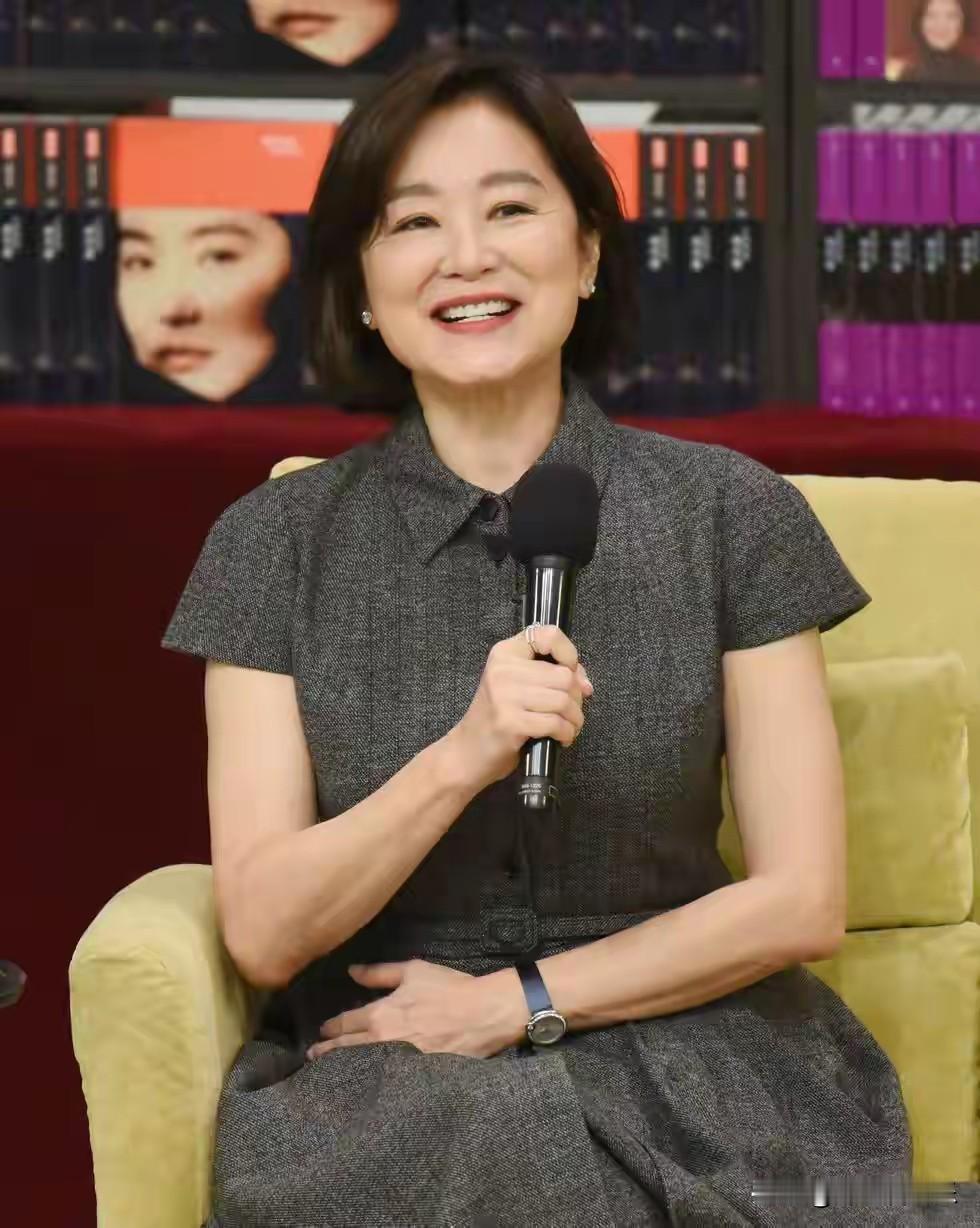 近日，71岁的林青霞自曝其位于香港的11亿豪宅遭遇了一场令人心力交瘁的“蟑螂危机