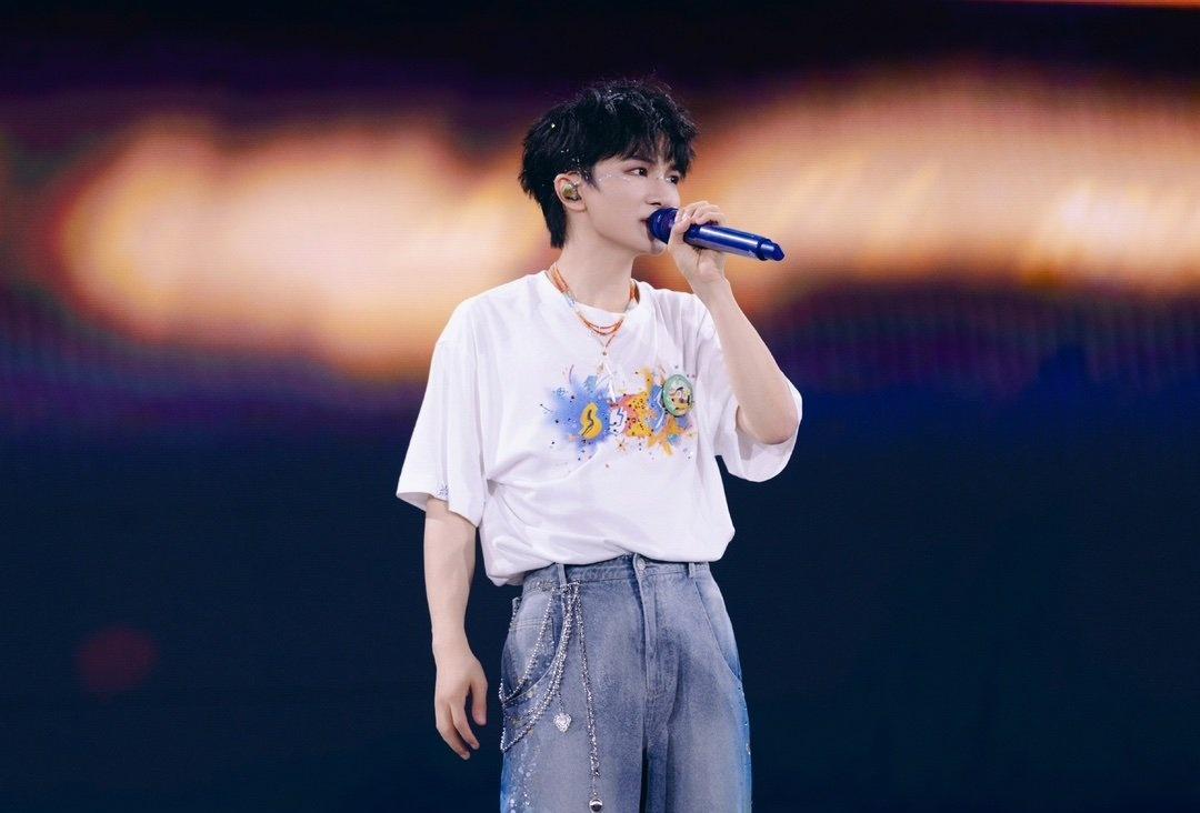 zs周深演唱会摄影师喊宝贝zs周深贵阳巡演首唱每个人 
怀着爱意 带着虔诚 保持