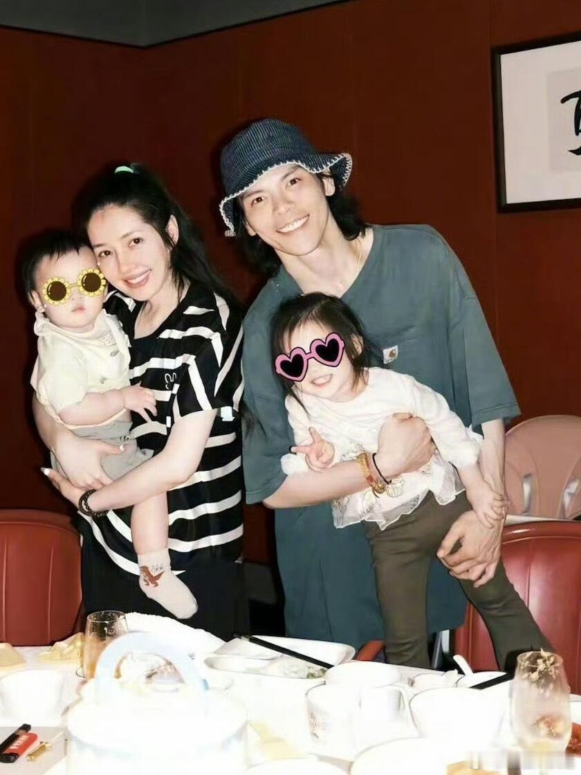 向佐郭碧婷一家四口滑雪 雪场见证了小朋友的可爱进步，姐姐解锁滑雪新技能，弟弟也克