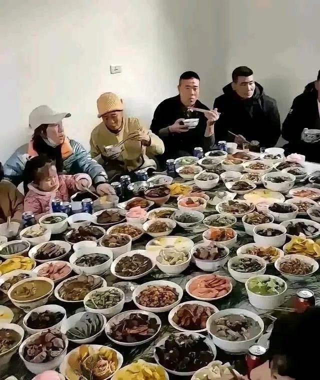 我们河南人有句俗话叫做“穷大方”，我们农村老家的人每年春节宴请亲朋好友时，那可真