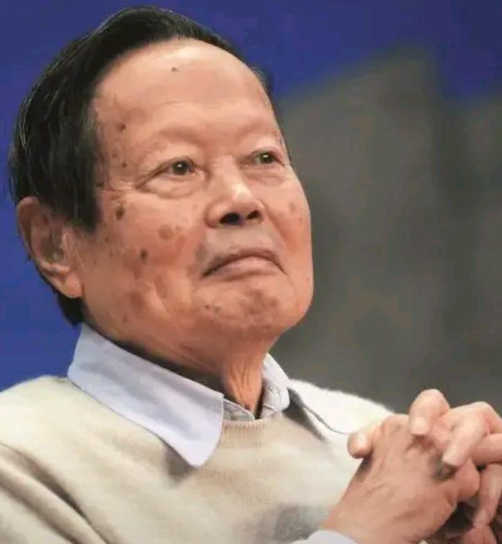 2012年，杨振宁曾顶着骂名阻止建造2000亿的大型粒子对撞机，这也惹怒了中科院