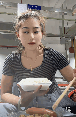 姑娘你这吃进去的食物嚼也不嚼一口吞啊!这样对胃不好吧！[捂脸]