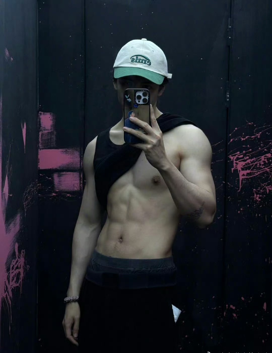 曾舜晞破万晒腹肌照 