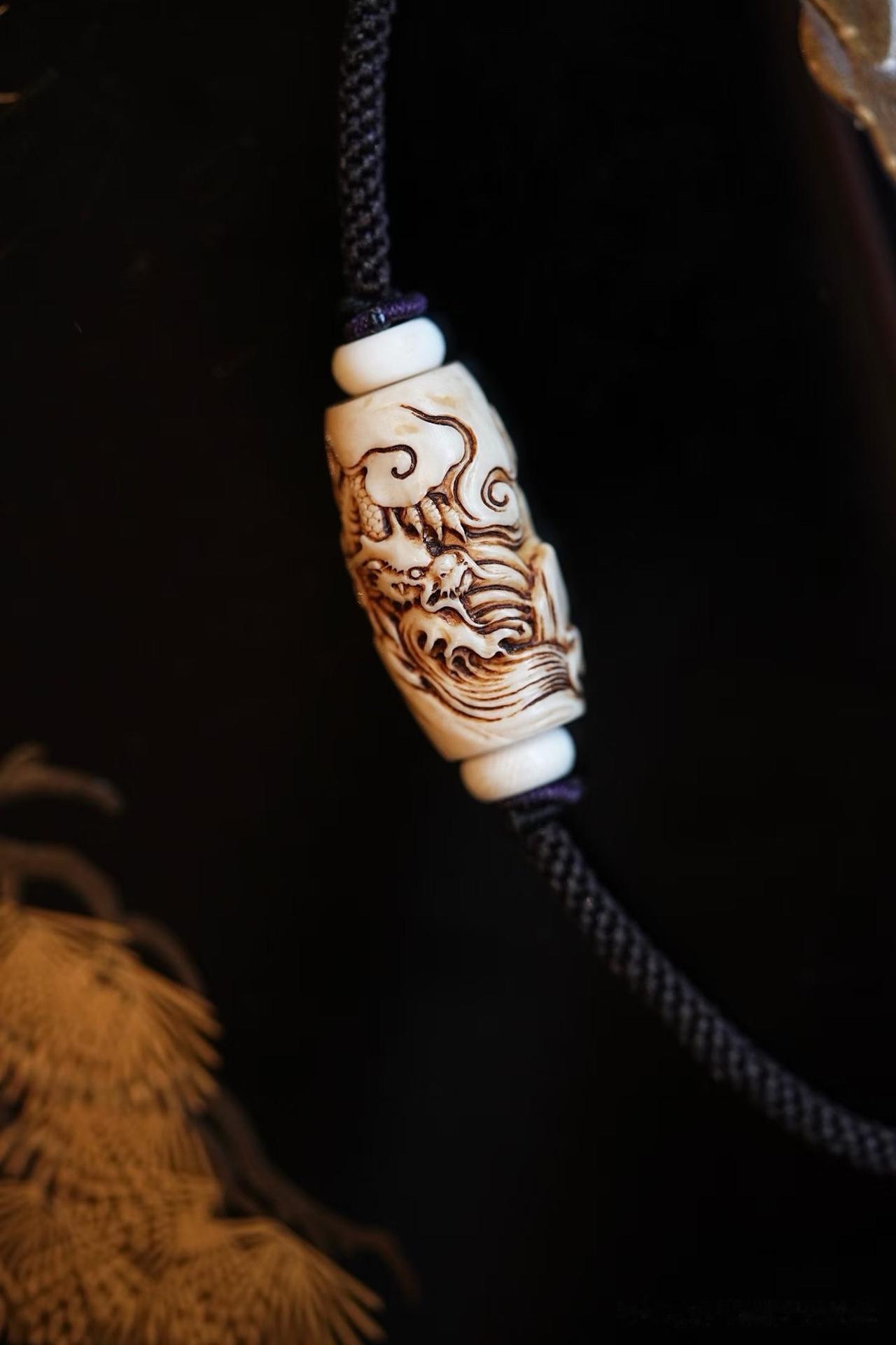方寸之间，龙腾云起。

猛犸牙质温润细腻，360度满工精雕，龙首昂扬，龙身穿云而