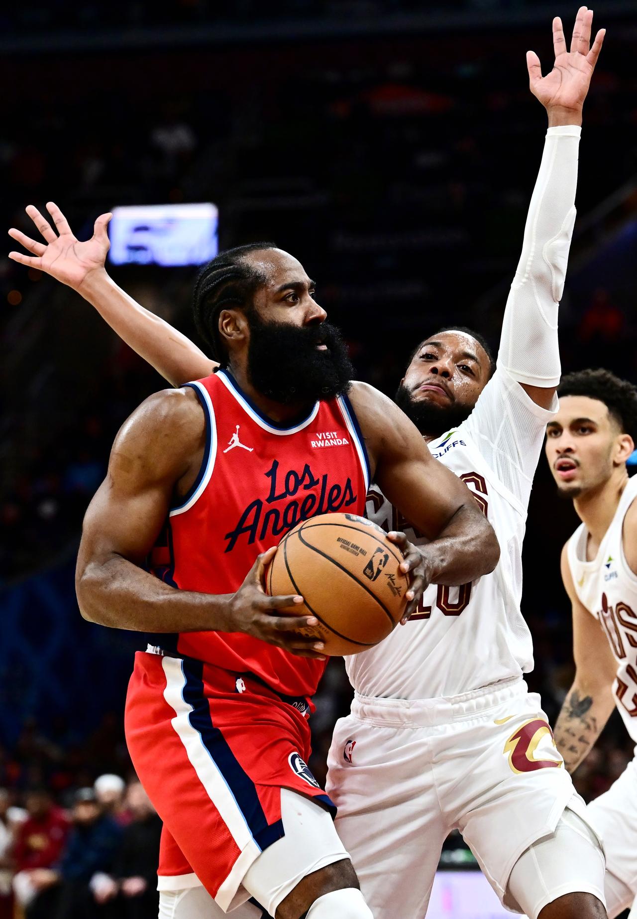 哈登申请离开快船，已进入交易保护，他已连续缺席对阵太阳与费城两场比赛。

自12