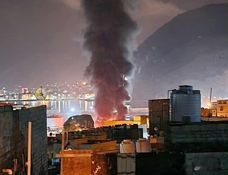 两艘从阿联酋富查伊拉港驶入也门穆卡拉港的船只卸载了武器和作战车辆，沙特指责这些装