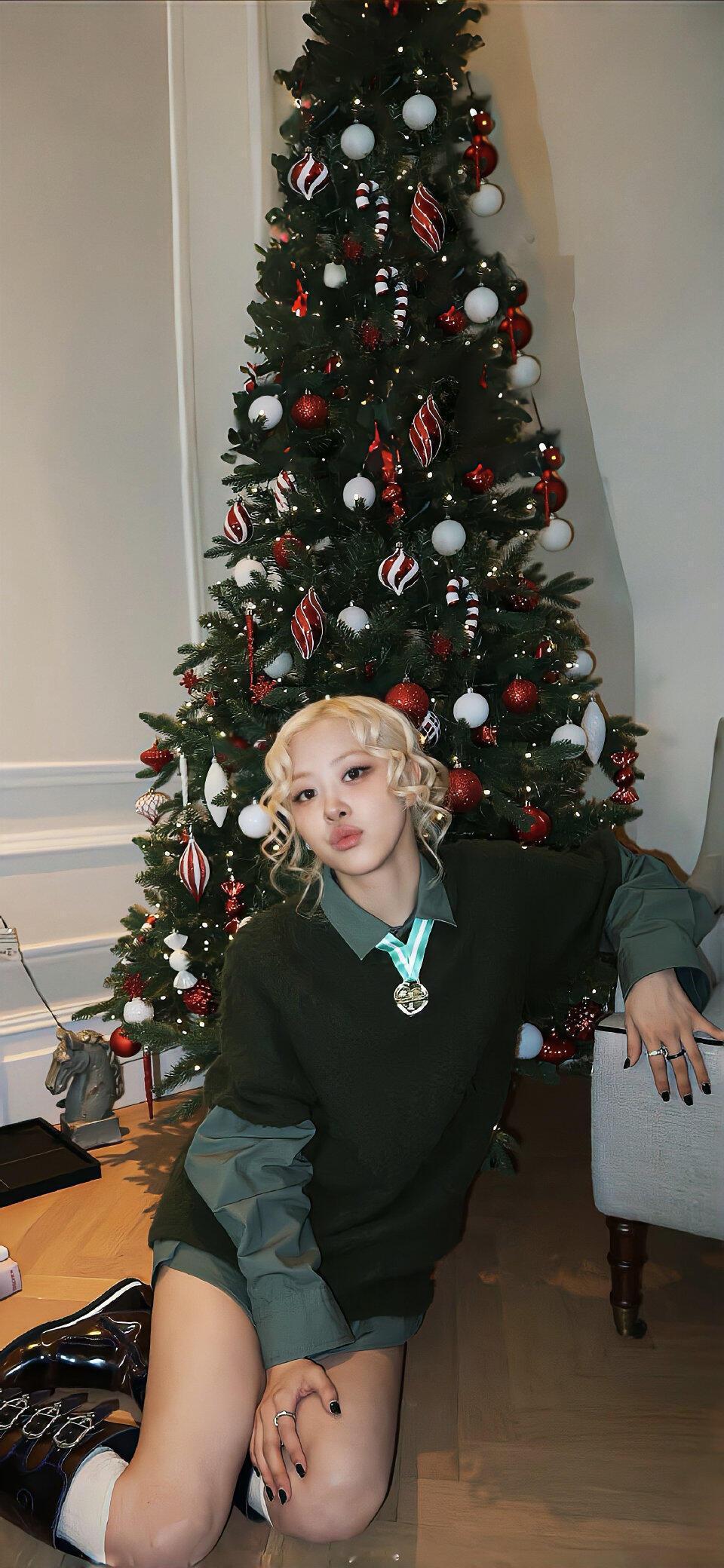 ROSÉ 🎅🏻☃️❄️🦌·☆*·🎄☆* 。·🎄cr.圣诞壁纸/朴彩英 