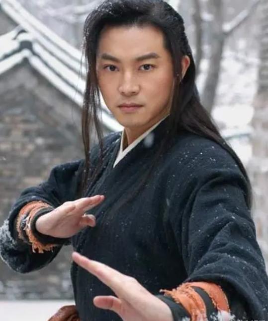 演员，沙溢，接受胡可采访，两人感觉不错，配合默契，胡可当场要学葵花点穴手，沙溢也