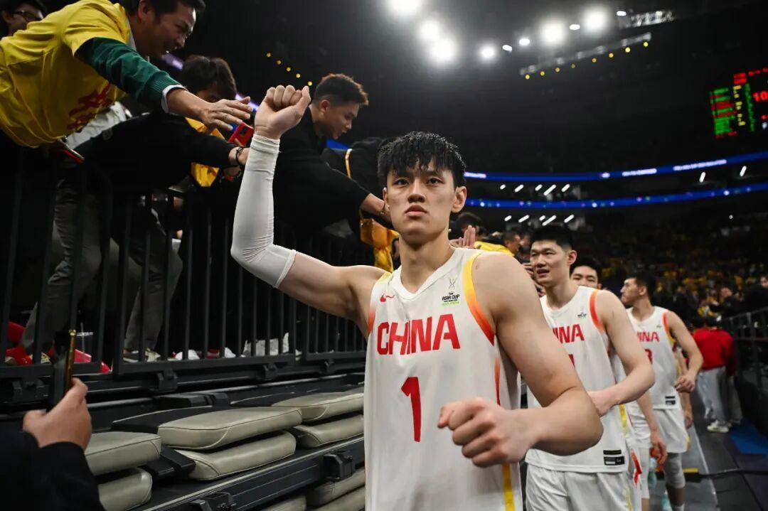 11月28日19:30，中国男篮将在五棵松体育馆对阵韩国男篮，这可是2028洛杉