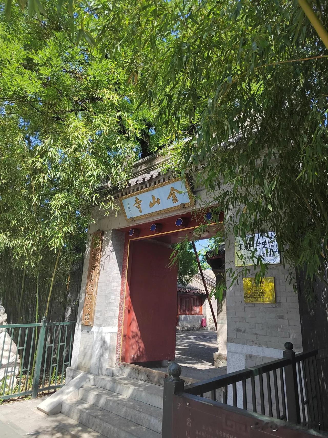 夏日生活打卡季北坞公园夏日里的胜景，清新治愈的稻田是这里的特色。走在这里，仿佛置