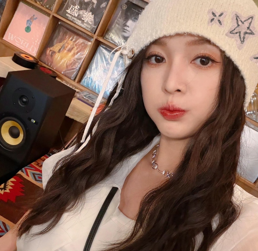 吴宣仪 wxy吴宣仪爱上另一个我 wxy吴宣仪叶星星 愿你能被很多人喜爱，满腔热