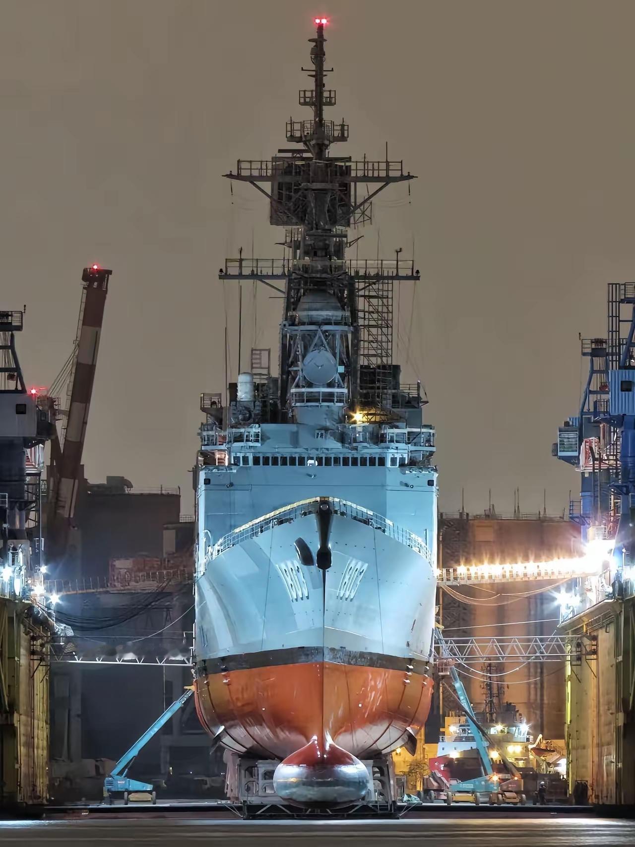 下面这艘万吨级导弹驱逐舰也同属一个中国，没有垂发。而解放军海军现在只有两艘导弹驱