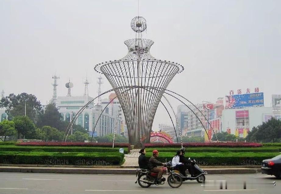 几张拍摄于20年前的赣州市区老照片。图片中的拍摄位置是赣州的南门口，也是赣州老城