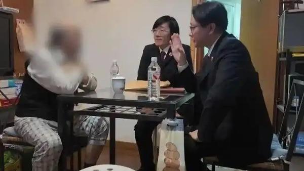 81岁的上海独居老人王老伯，在独女及老伴相继离世后，承担起照顾两名未成年外籍外孙