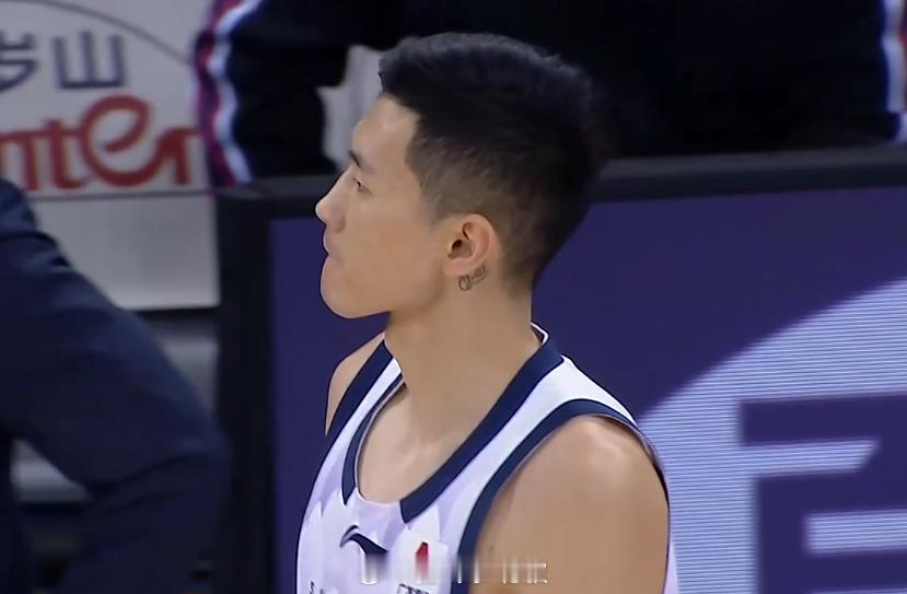 陈林坚 前三节出场16 分 26 秒仅 1 次出手，命中一记三分高效拿 3 分！