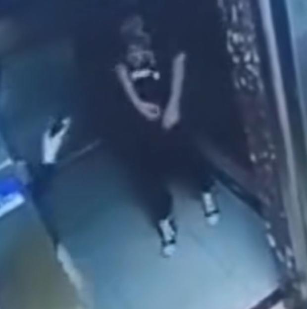 太恶心！男子尾随女子进电梯做出龌龊举动，对着女子裙子后方不可描述后，留下液体..
